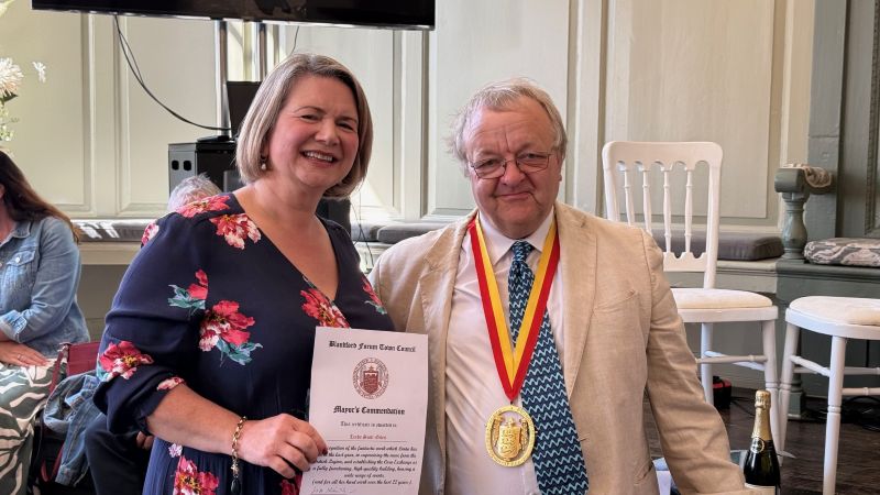 Linda Scott-Giles image with commendation certificate